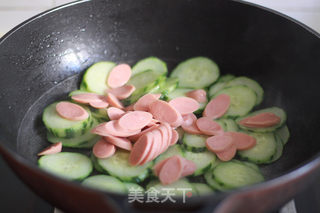 黄瓜炒火腿肠的做法步骤:6