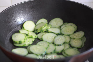 黄瓜炒火腿肠的做法步骤:5
