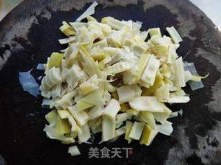 腊肠炒山笋的做法步骤:2
