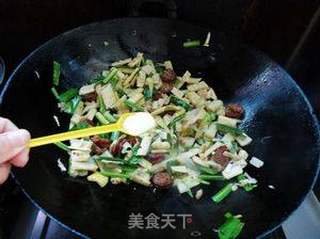 腊肠炒山笋的做法步骤:8