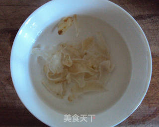 西芹百合炒虾仁的做法步骤：2