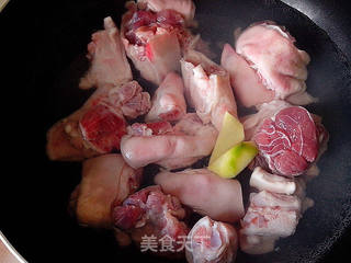 黑豆炖猪手 【秋季好滋补】的做法步骤:2