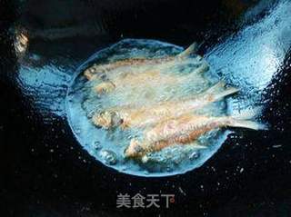 香酥小河鱼的做法步骤:5