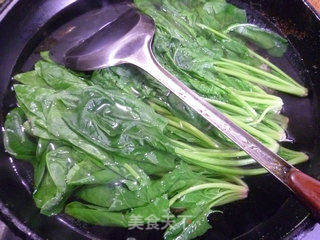虾皮炒菠菜的做法步骤：2