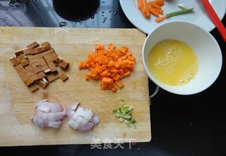 【蚝油鸡蛋炒饭】的做法步骤：2