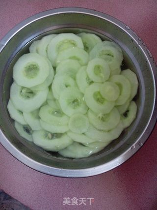 【翡翠玉环】鸳鸯白瓜片的做法步骤:3