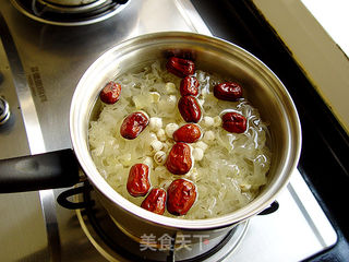 红枣银耳莲子羹的做法步骤:2