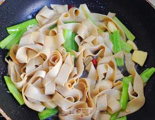 【辣炒千张】---豆腐皮也很美味的做法步骤:8