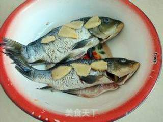 剁椒酸瓜鱼的做法步骤：1