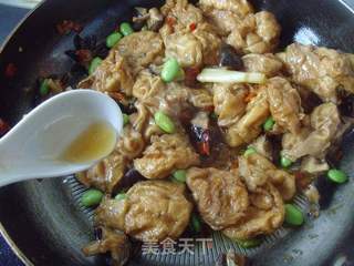 鲜香嫩滑---香菇毛豆油面筋的做法步骤:9