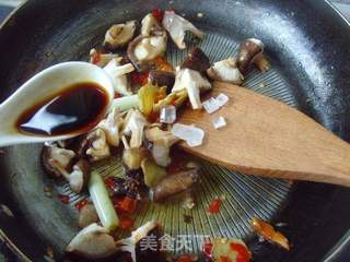 鲜香嫩滑---香菇毛豆油面筋的做法步骤:5