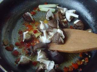 鲜香嫩滑---香菇毛豆油面筋的做法步骤:4