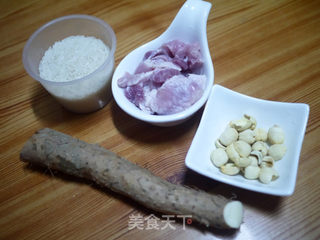 宝宝辅食：淮山莲子瘦肉粥的做法步骤：1