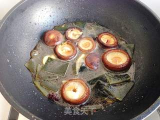 【香菇烧海带】---素菜也可以这样混搭的做法步骤:4