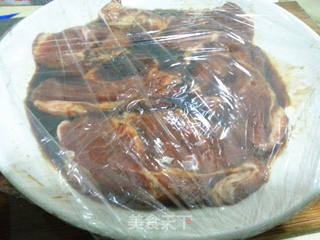 酱烤厚切梅花肉 两个步骤 轻松搞定的做法步骤:2