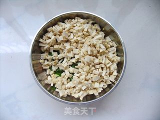 轻松自制营养又美味的早餐——韭菜豆干蒸饺的做法步骤：2