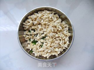 轻松自制营养又美味的早餐——韭菜豆干蒸饺的做法步骤:2