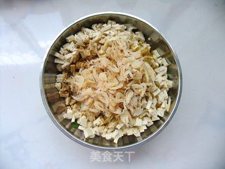 轻松自制营养又美味的早餐——韭菜豆干蒸饺的做法步骤：3