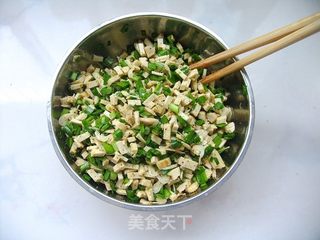 轻松自制营养又美味的早餐——韭菜豆干蒸饺的做法步骤:4
