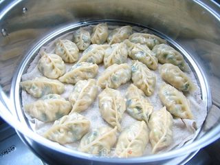 轻松自制营养又美味的早餐——韭菜豆干蒸饺的做法步骤:8