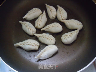 【柳叶煎饺】--香嫩可口的做法步骤:14