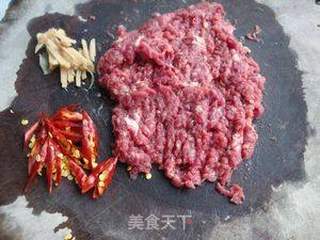 酸瓜炒牛肉的做法步骤:2