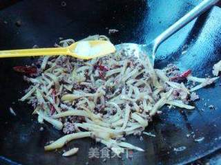 酸瓜炒牛肉的做法步骤:6