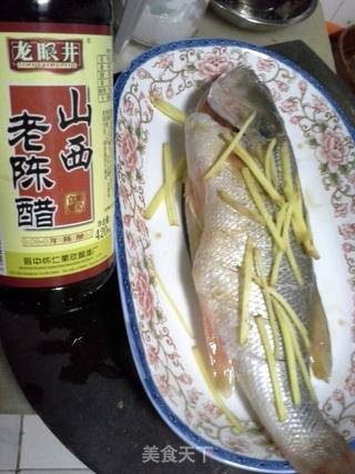 老菜新做——清蒸鲈鱼的做法步骤:2