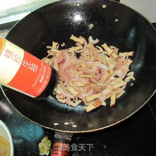 洋葱炒卤豆腐干的做法步骤：7