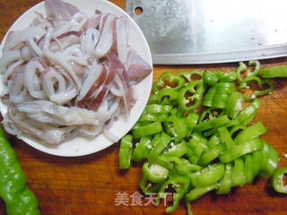 【青椒鱿鱼圈】的做法步骤:2