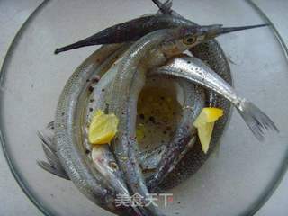 醇浓绵厚---盐烤针鱼的做法步骤:2