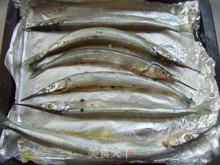 醇浓绵厚---盐烤针鱼的做法步骤:3