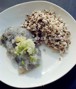 香菇虾肉蒸蛋卷的做法步骤:2