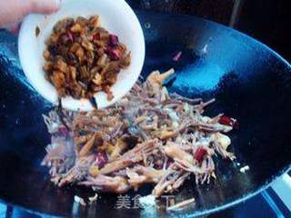 酸腌菜炒珊瑚菌的做法步骤:6
