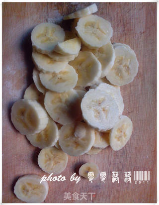 剩下的饺子皮——香蕉春卷的做法步骤:2