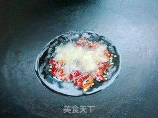 酸腌菜炒黑喇叭菌的做法步骤:4