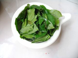 【教你做最简单的花卷】酷爱这一种特别的味道——椒叶小花卷的做法步骤:4