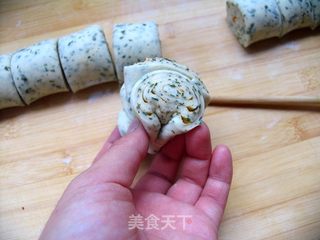【教你做最简单的花卷】酷爱这一种特别的味道——椒叶小花卷的做法步骤:13