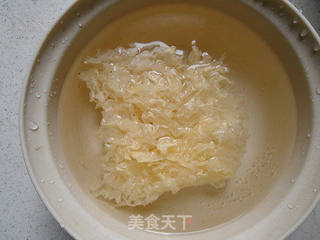 银耳莲子羹的做法步骤：1