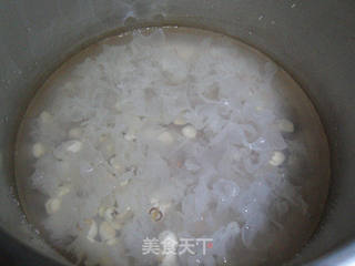 银耳莲子羹的做法步骤：6