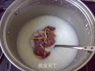 核桃猪肝粥的做法步骤:3