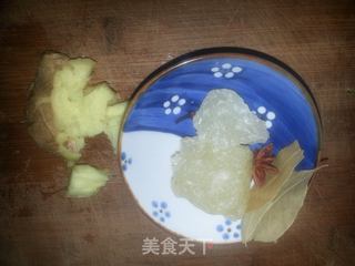 冰糖炖肘子 秋天进补时的做法步骤:2