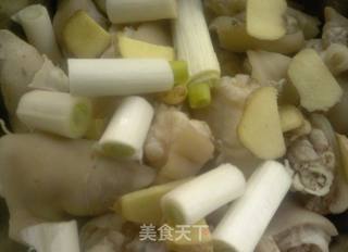 黄豆猪蹄美容汤的做法步骤:3