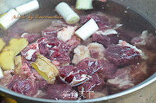 西红柿炖牛肉的做法步骤:2