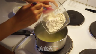 经典法式泡芙(另外还有闪电泡芙和修女泡芙蛋糕)的做法步骤:2