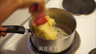 经典法式泡芙(另外还有闪电泡芙和修女泡芙蛋糕)的做法步骤:3