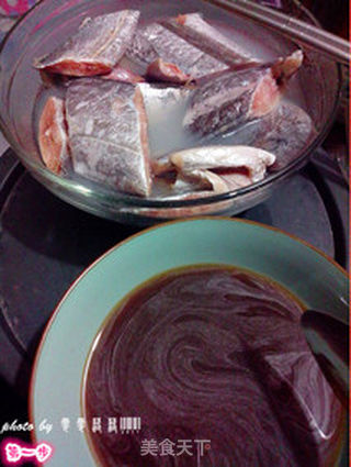 糖醋带鱼——鱼身不破的秘诀的做法步骤：1