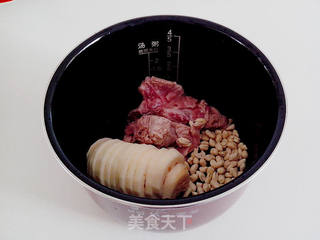 莲藕花生煲龙骨的做法步骤:2