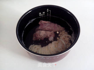莲藕花生煲龙骨的做法步骤:3