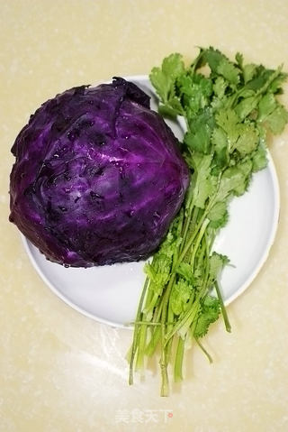 简单快手小菜------紫甘蓝拌豆腐皮的做法步骤:2
